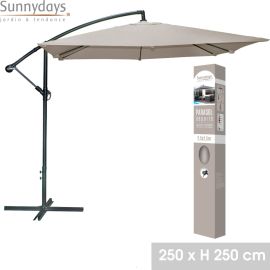 PARASOL DÉPORTÉ CARRÉ TAUPE 2.5X2.5 M STRUCTURE ALUMINIUM ET ACIER TOILE 180 G OUVERTURE PAR MANIVELLE – VENDU SANS DALLES